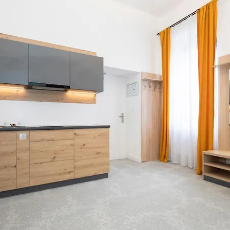 Alure Residences 8 & With Private Parking Centre - Square Apartment