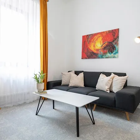 Alure Residences 8 & With Private Parking Centre - Square Apartment Banska Bystrica