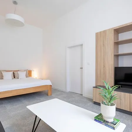 Alure Residences 8 & With Private Parking Centre - Square Apartment